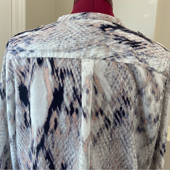 Calvin Klein women grey snake print long sleeves button down shirt. Size L. Use. - Picture 5 of 8